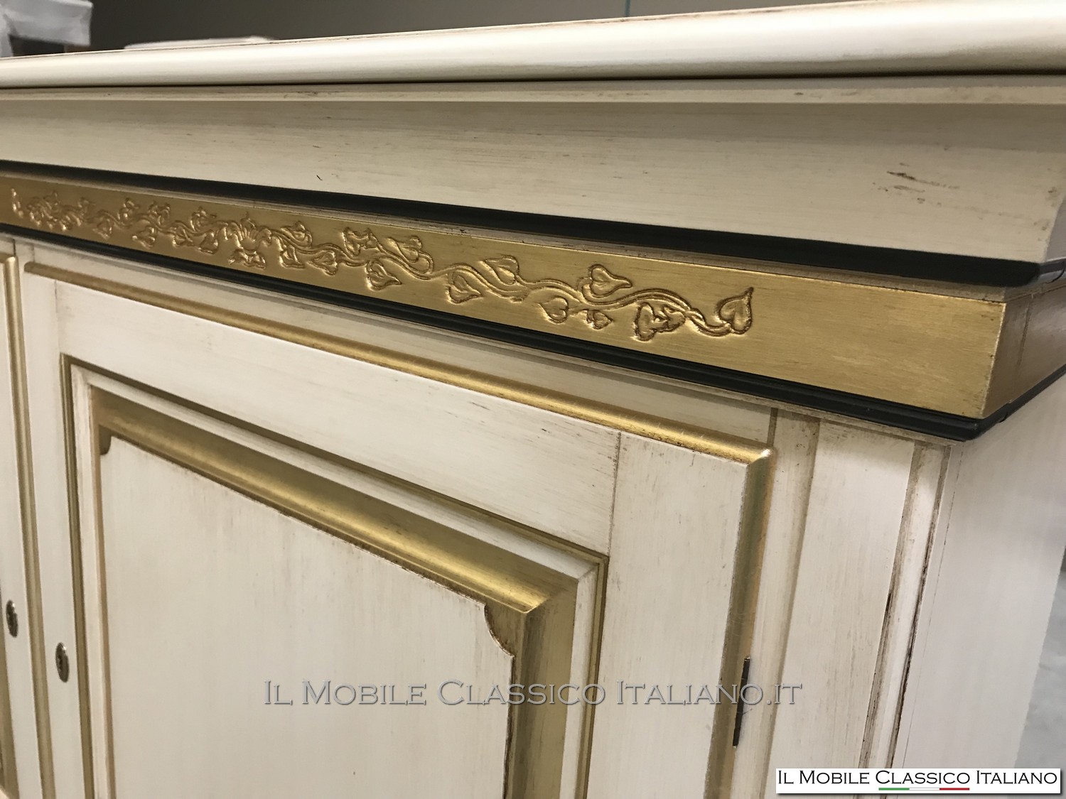 Credenza classica con decoro personalizzata